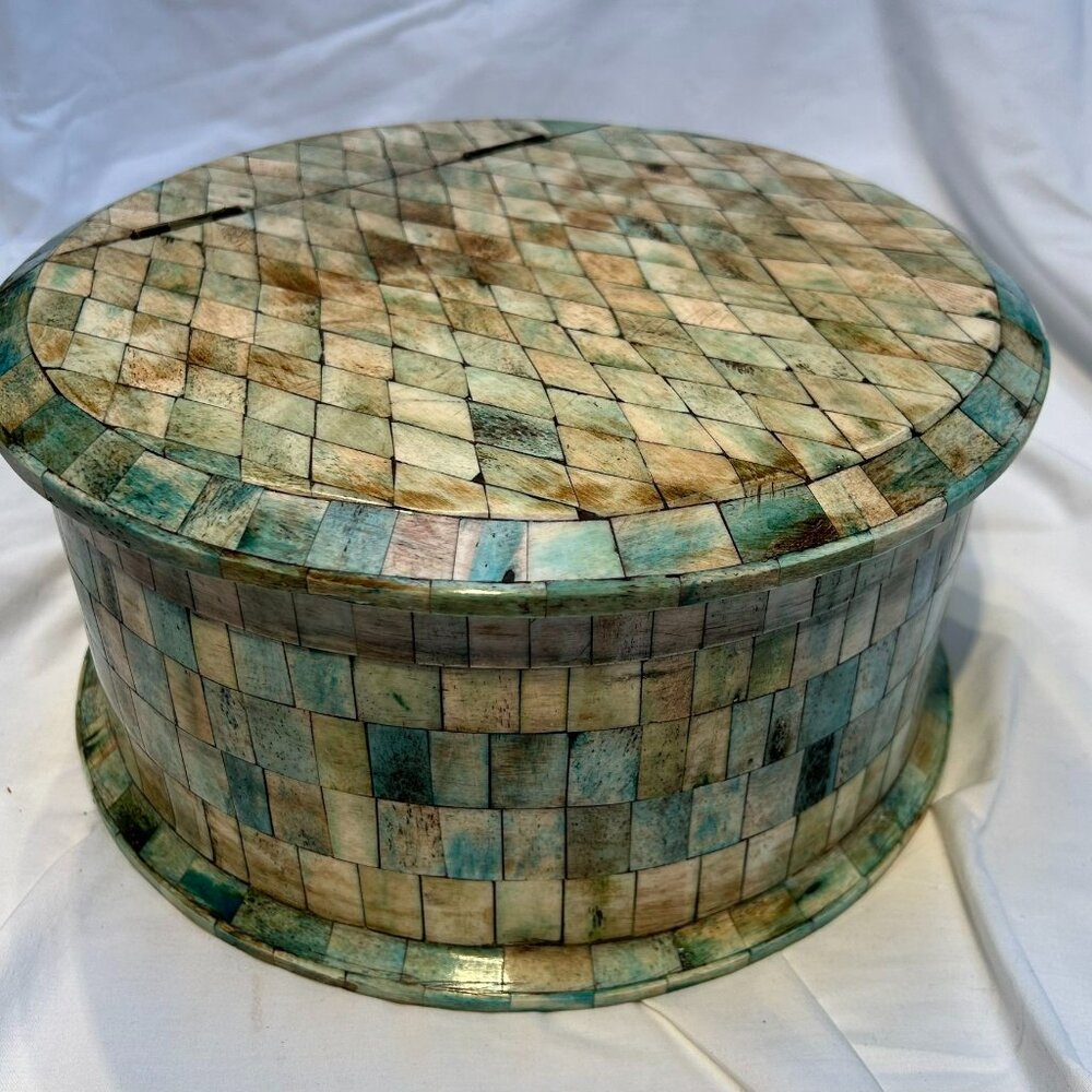 Vintage Heirloom Handcrafted Coastal-Toned Mosaic Keepsake Box – Hinged Lid